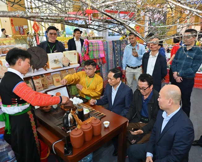 Lượng khách đến hội chợ ngày càng  đông, doanh thu một số gian hàng đạt hàng tỷ đồng