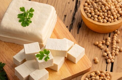 Phụ nữ tiền mãn kinh nên ưu tiên ăn gì để cân bằng nội tiết?