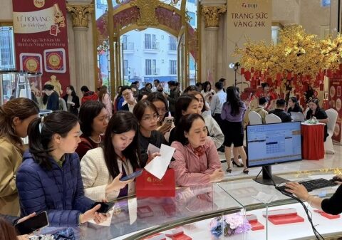 Vàng giữ giá, khách đội mưa mua vàng lấy may ngày Thần Tài