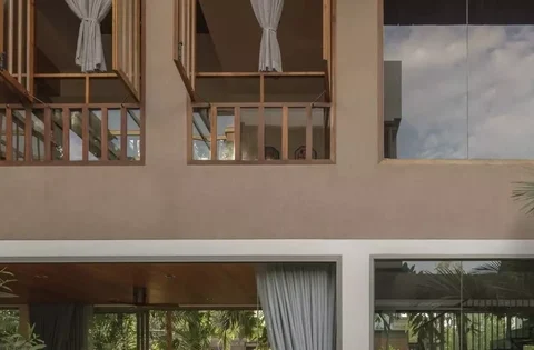 Nhà 2 tầng bằng gỗ và kính tổ chức không gian quanh hồ nước