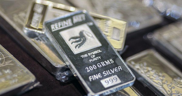 Quỹ bạc bán ra hơn trăm tấn khi giá lên cao nhất trong 1 tháng