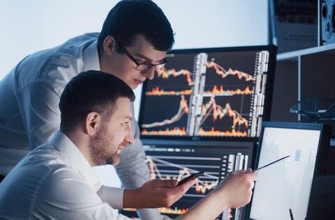 Khối ngoại giảm bán ròng phiên cuối tuần, vẫn “xả” hơn 400 tỷ đồng tại 2 mã Bluechips