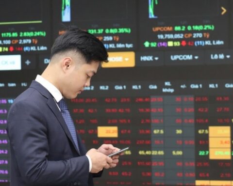 Chứng khoán ngày 2/3: Thanh khoản tăng vọt, VN-Index lùi sâu trước áp lực bán cuối phiên