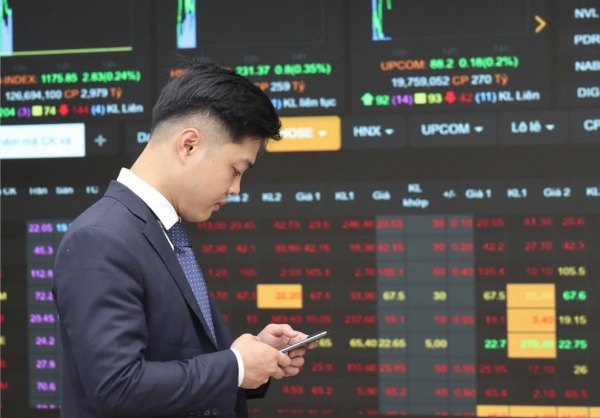 Chứng khoán ngày 2/3: Thanh khoản tăng vọt, VN-Index lùi sâu trước áp lực bán cuối phiên