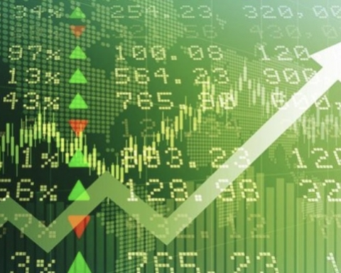 VN-Index rung lắc khi tiệm cận đỉnh 1.900 điểm