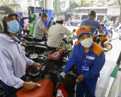 Giữ ổn định thị trường xăng, dầu trước biến động toàn cầu: Cần sự đồng hành của doanh nghiệp và người dân