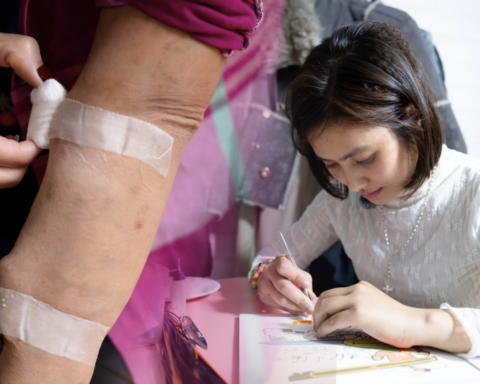 Có một xóm ở Hà Nội, nơi phụ nữ đếm thời gian bằng những ca lọc máu