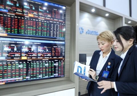 Chứng khoán phái sinh ngày 5/3: Chênh lệch âm mở rộng, giá hợp đồng tương lai rơi sâu