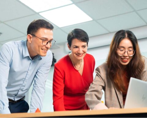 6 nghề “hái ra tiền” trong 10 năm tới: Có ngành lương hơn 100 triệu/tháng, luôn khát nhân lực, AI cũng khó thay thế