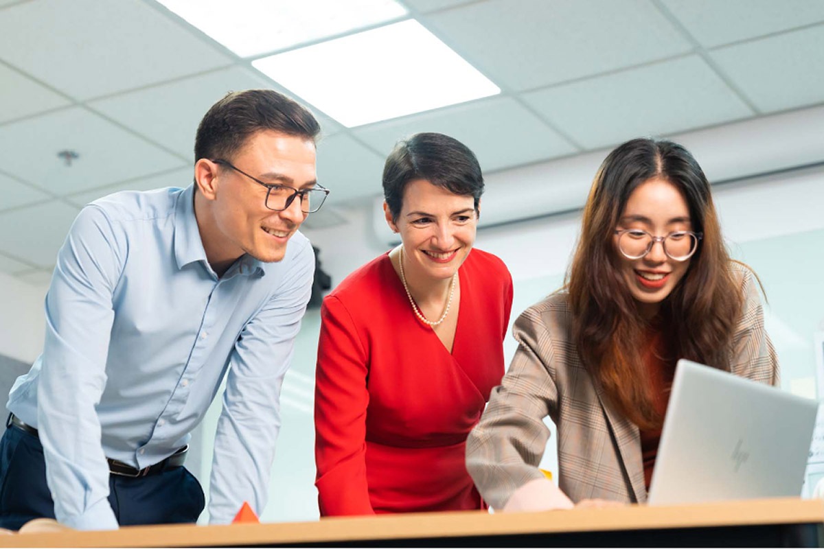 6 nghề “hái ra tiền” trong 10 năm tới: Có ngành lương hơn 100 triệu/tháng, luôn khát nhân lực, AI cũng khó thay thế