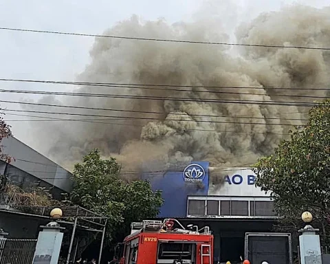 Hỏa hoạn tại Công ty bao bì Bông Sen, khói đen cuồn cuộn