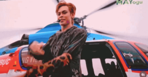 Nhóm tân binh Việt đi diễn bằng trực thăng, phóng xe “zìn zìn” trên sân khấu