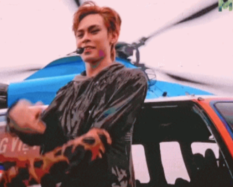 Nhóm tân binh Việt đi diễn bằng trực thăng, phóng xe “zìn zìn” trên sân khấu