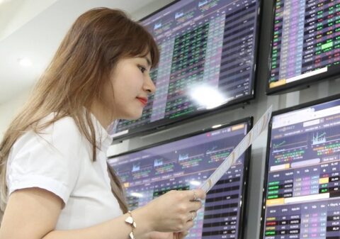 Chứng khoán phái sinh ngày 6/3: Dòng tiền sôi động, chênh lệch âm thu hẹp khi thị trường cơ sở giảm sâu