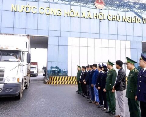 Ngày đầu thông quan cuối tuần tại Bắc Luân II, hơn 50 xe hàng được làm thủ tục