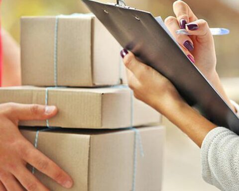 Giao hàng tiết kiệm, Viettel Post và Vietnam Post đồng loạt áp dụng phụ phí xăng dầu