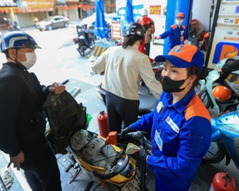 Tối ngày 10/3, giá xăng tiếp tục tăng từ 1.350 đồng/lít – 2.080 đồng/lít