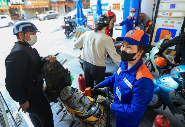 Tối ngày 10/3, giá xăng tiếp tục tăng từ 1.350 đồng/lít – 2.080 đồng/lít