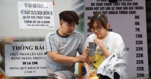 Sau 3 năm giữ giá, quán quen dán bảng tăng 2.000: “Thà thẳng thắn dán bảng để khách biết trước còn hơn tăng âm thầm”