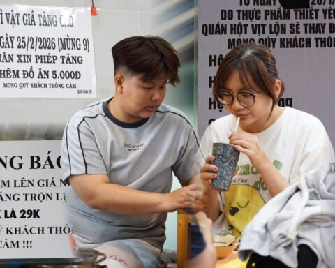 Sau 3 năm giữ giá, quán quen dán bảng tăng 2.000: “Thà thẳng thắn dán bảng để khách biết trước còn hơn tăng âm thầm”