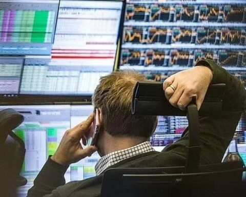 Phiên 12/3: Khối ngoại bán ròng hàng trăm tỷ đồng, “tung” 250 tỷ gom một cổ phiếu VN30