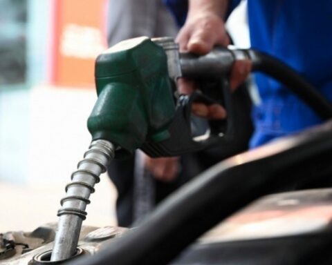 Từ 22 giờ 00 phút ngày 12/3, giá xăng E5RON92 giảm, RON95 tăng