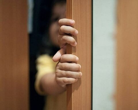 “Tối qua bố đánh mẹ, mẹ hét lên đau đớn” – Đứa trẻ mách khiến bà ngoại đỏ mặt xấu hổ, suýt làm rơi cả cốc nước