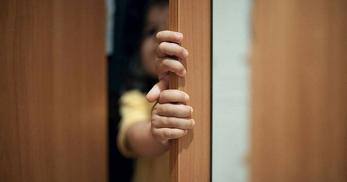 “Tối qua bố đánh mẹ, mẹ hét lên đau đớn” – Đứa trẻ mách khiến bà ngoại đỏ mặt xấu hổ, suýt làm rơi cả cốc nước