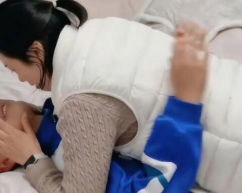 Ngại đỏ cả mặt với cách dạy con kỳ quặc của bà mẹ này!