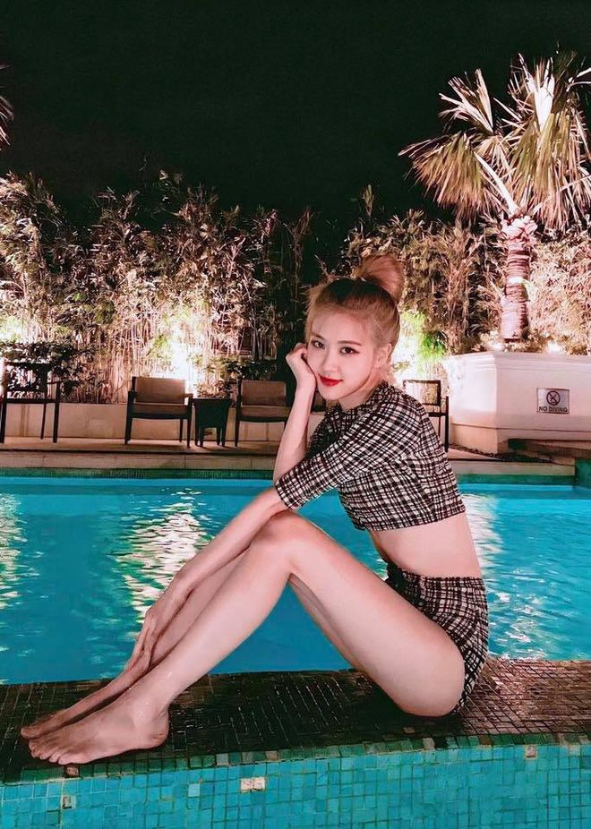 Jennie - Lisa khoe dáng nghẹt thở, Jisoo và Rosé ở đâu trong đường đua?- Ảnh 10. Jennie - Lisa khoe dáng nghẹt thở, Jisoo và Rosé ở đâu trong đường đua?- Ảnh 10.