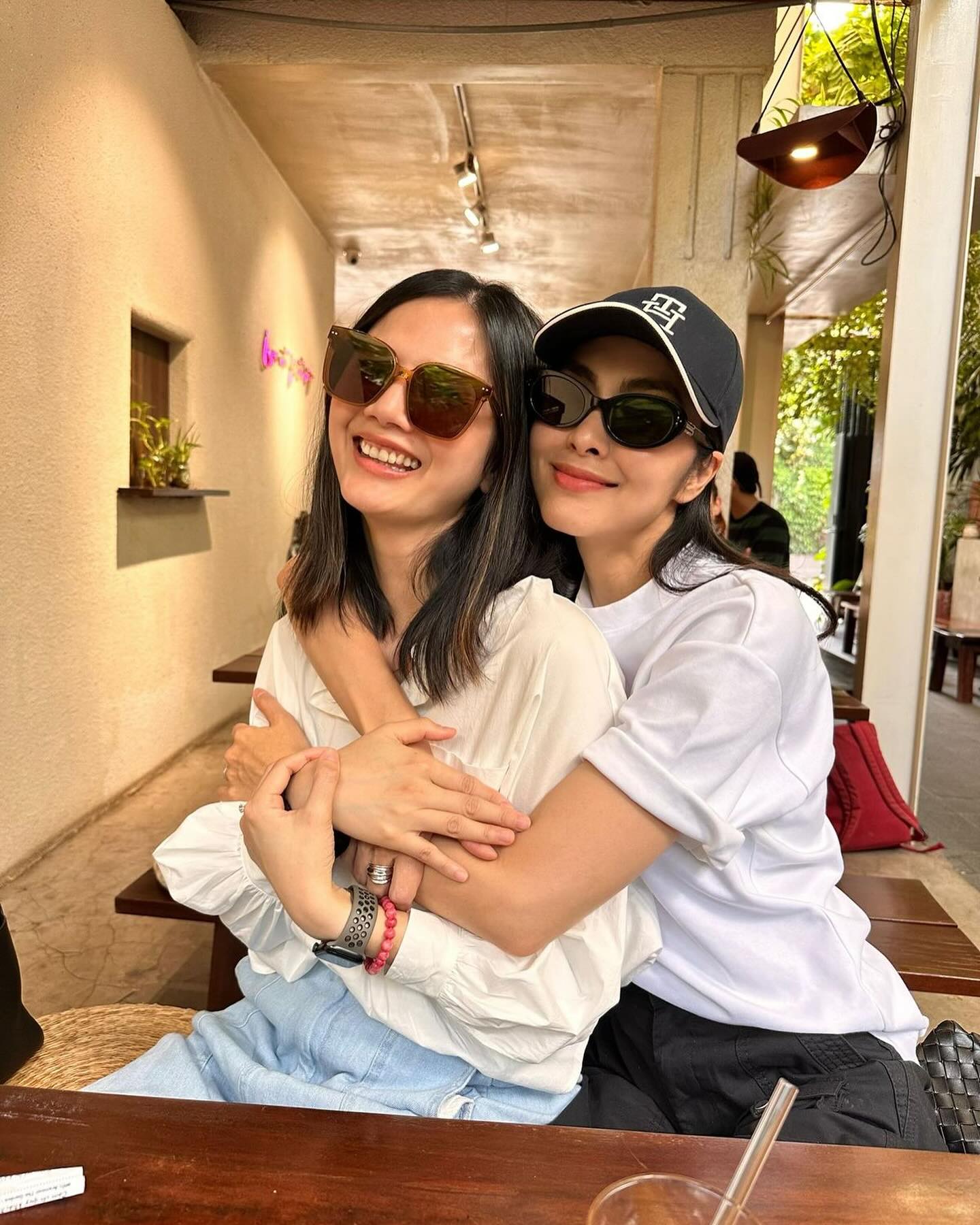 Sao nữ là tình địch một thời 