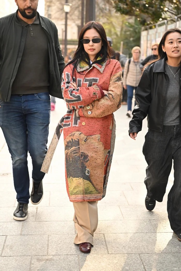 Jennie căng ra mặt, bất lực cầu xin một người đàn ông giữa phố: 