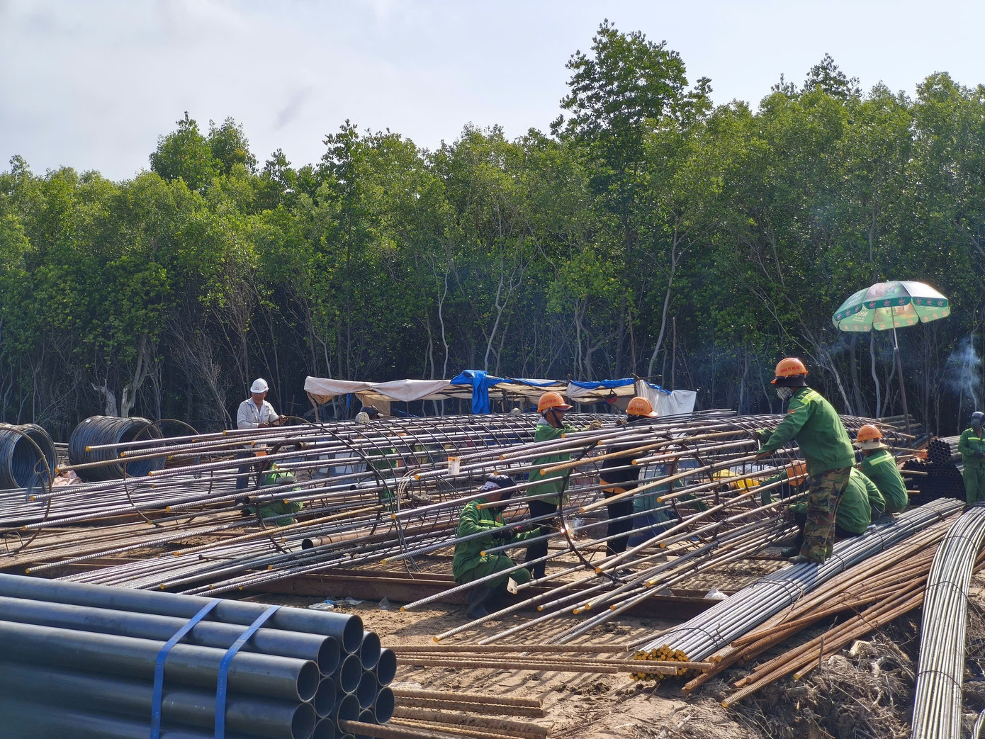 Tiến độ thi công cao tốc về Đất Mũi và cầu vượt biển ra đảo Hòn Khoai- Ảnh 2.