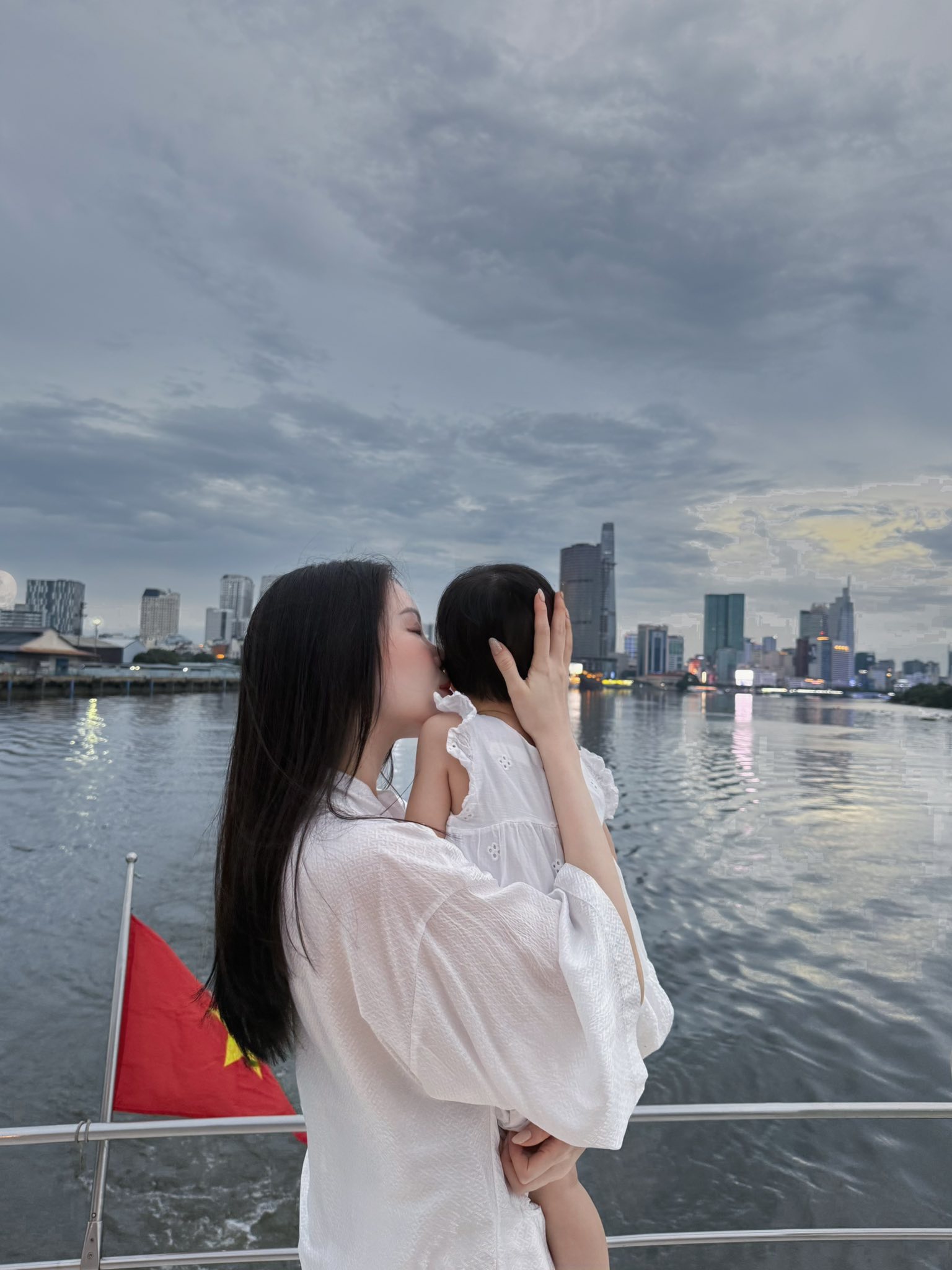 Bức ảnh Tiên Nguyễn đăng làm lộ bí mật Linh Rin - Phillip Nguyễn đang giấu kín?- Ảnh 7.