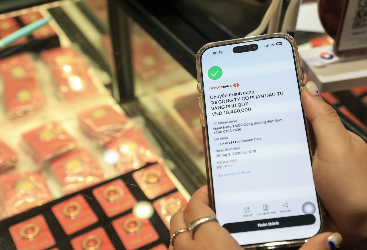Vàng giữ giá, khách đội mưa mua vàng lấy may ngày Thần Tài