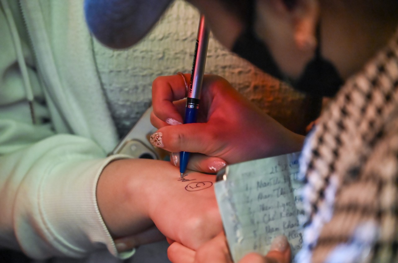 Vàng giữ giá, khách đội mưa mua vàng lấy may ngày Thần Tài