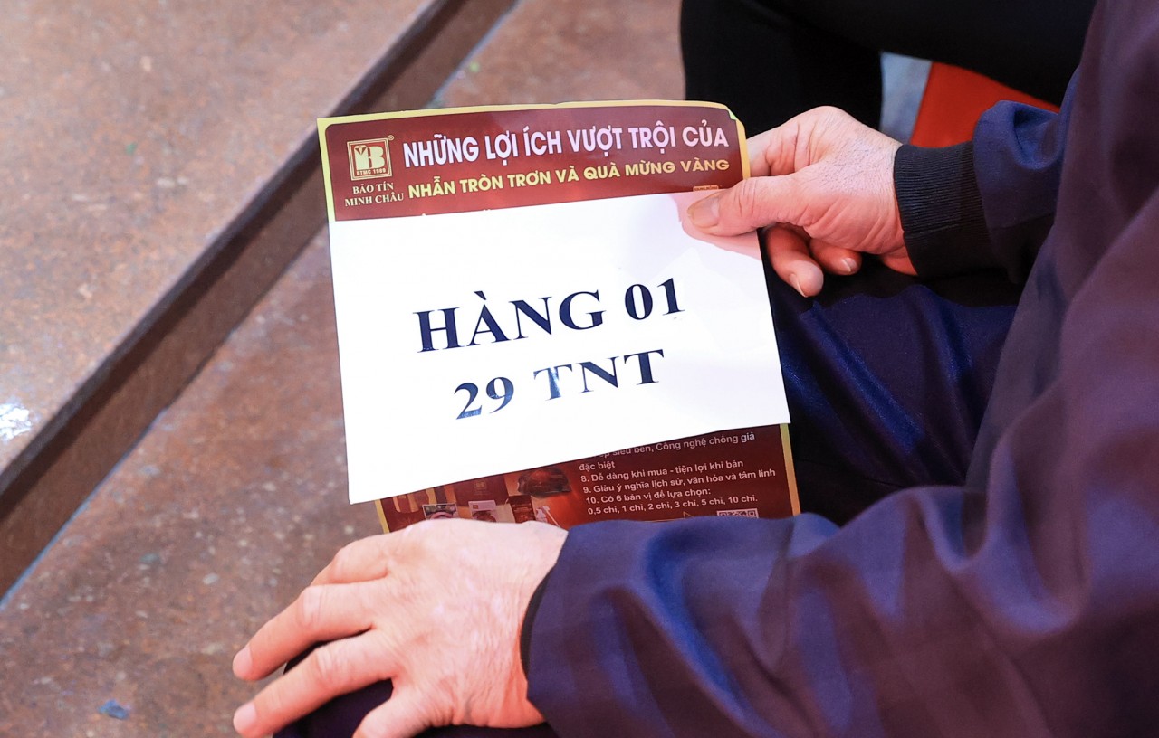 Vàng giữ giá, khách đội mưa mua vàng lấy may ngày Thần Tài