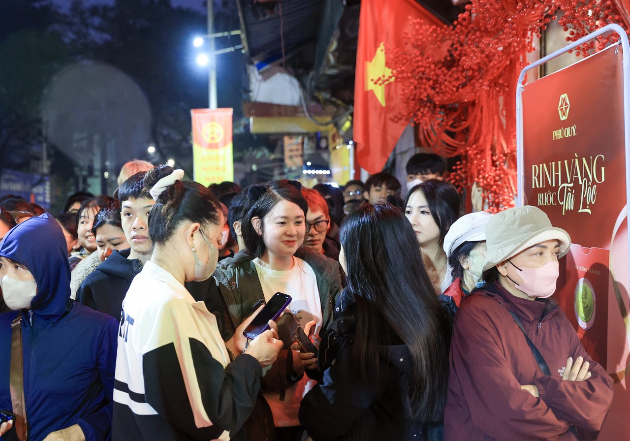 Vàng giữ giá, khách đội mưa mua vàng lấy may ngày Thần Tài