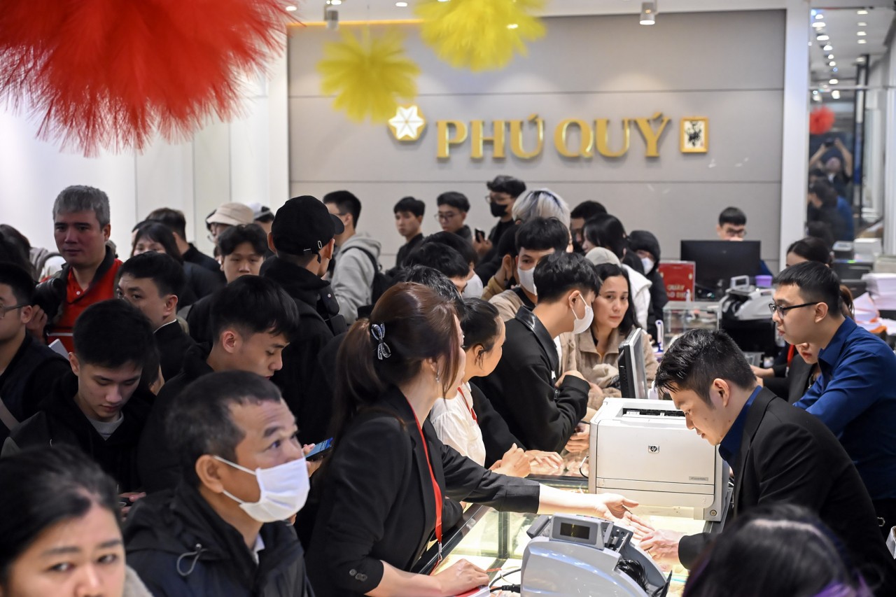 Vàng giữ giá, khách đội mưa mua vàng lấy may ngày Thần Tài