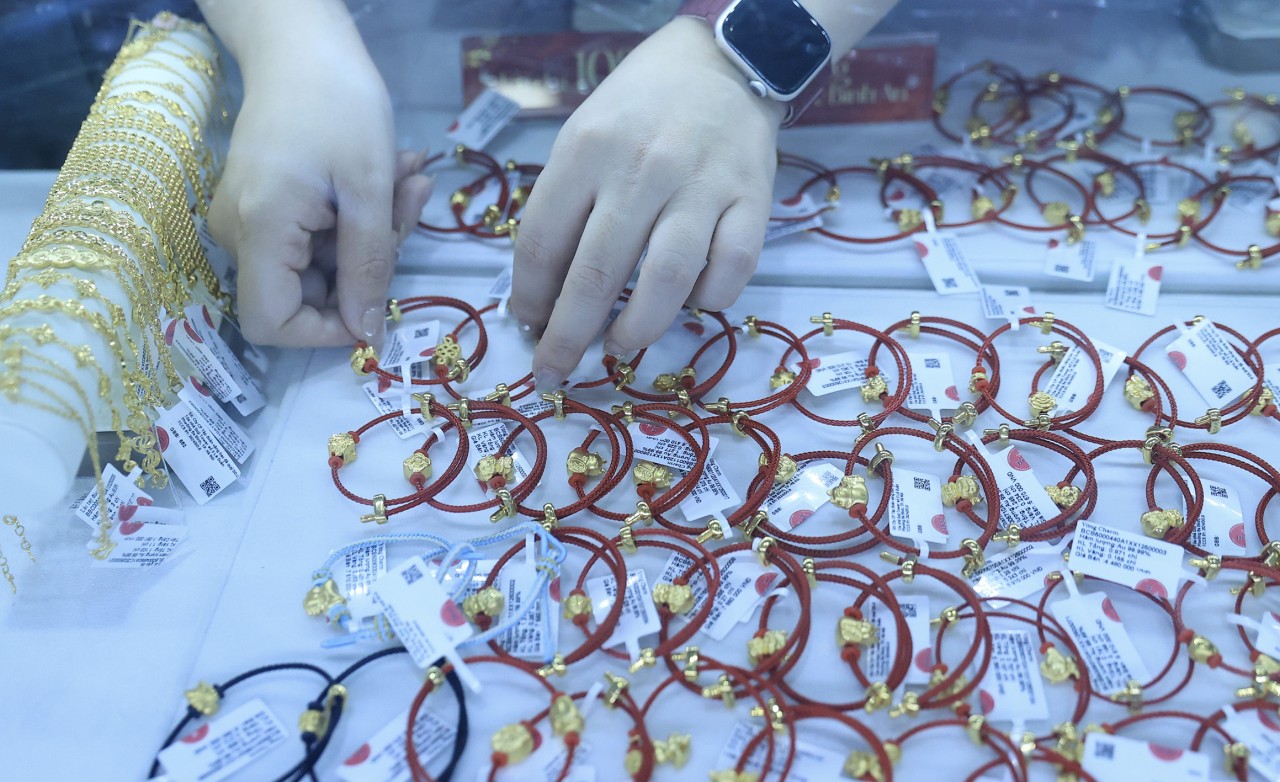 Vàng giữ giá, khách đội mưa mua vàng lấy may ngày Thần Tài