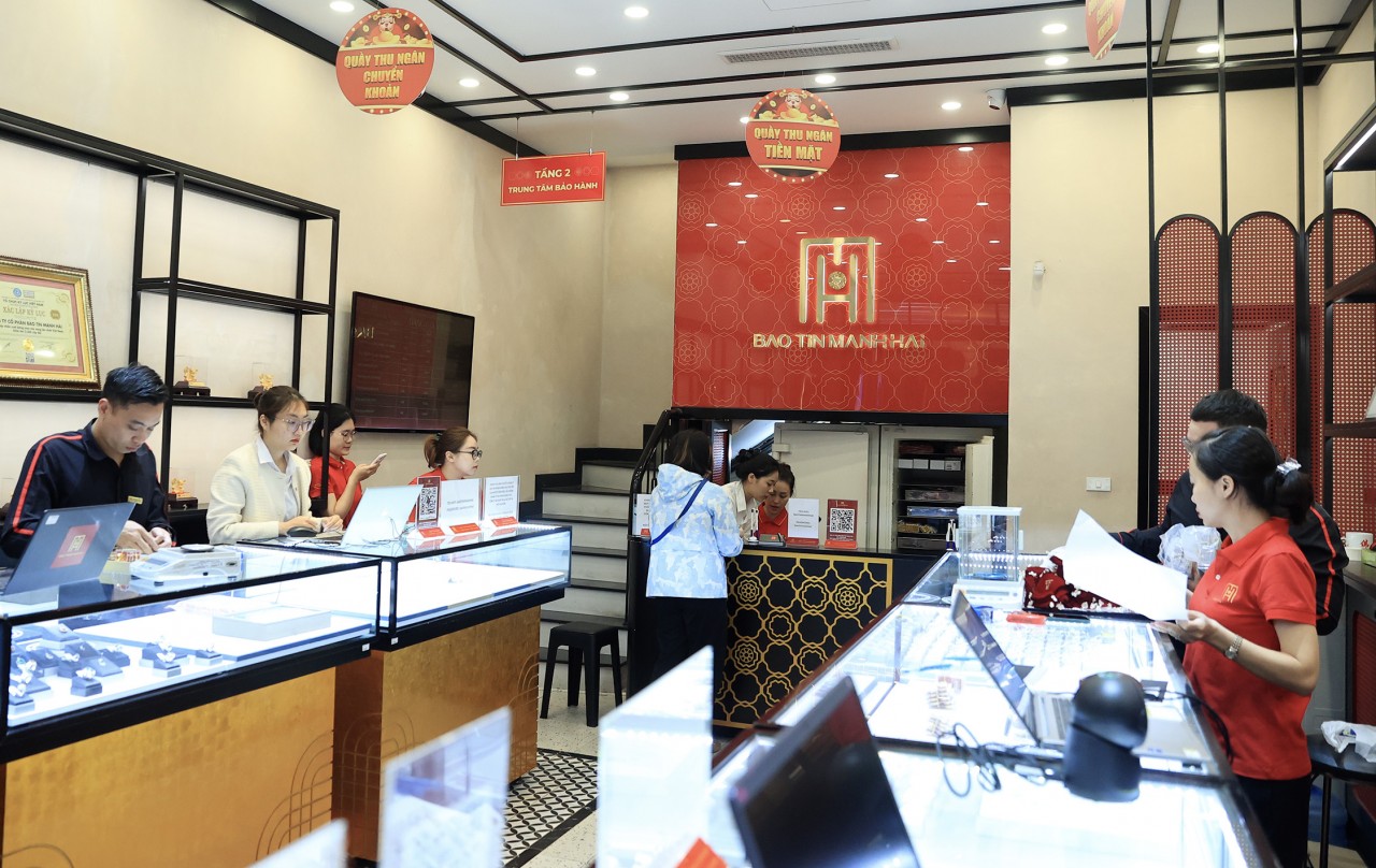 Vàng giữ giá, khách đội mưa mua vàng lấy may ngày Thần Tài