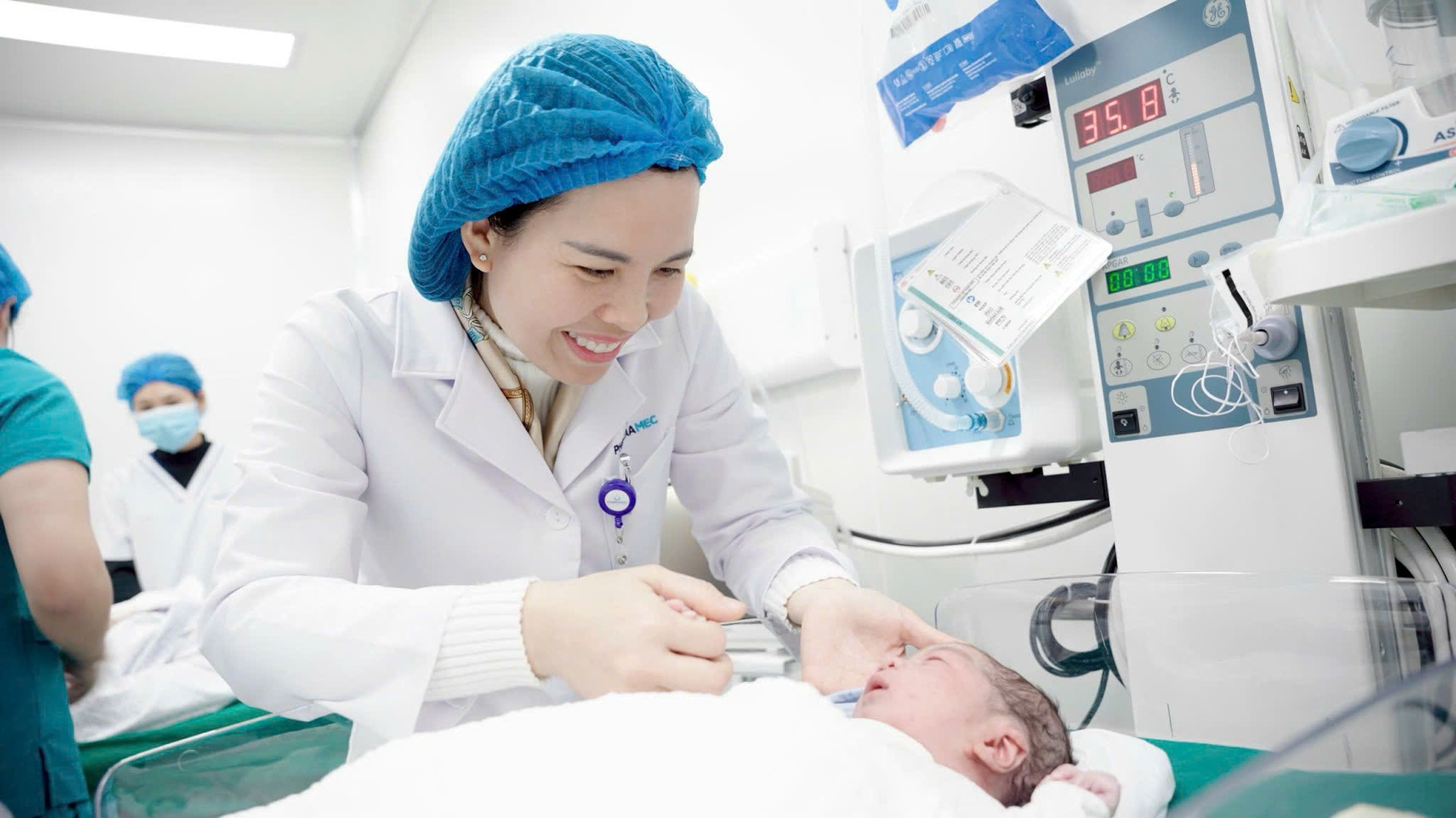 Nữ bác sĩ chữa bệnh cho những em bé nằm trong bụng mẹ: