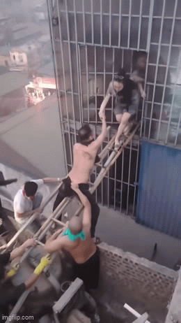 Khoảnh khắc nghẹt thở: Hàng chục người Khoảnh khắc nghẹt thở: Hàng chục người