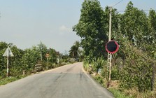 Khó hiểu biển báo tải trọng liên tục bị bôi đen trên tuyến đường phục vụ sân bay Phù Cát