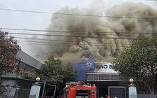 Hỏa hoạn tại Công ty bao bì Bông Sen, khói đen cuồn cuộn