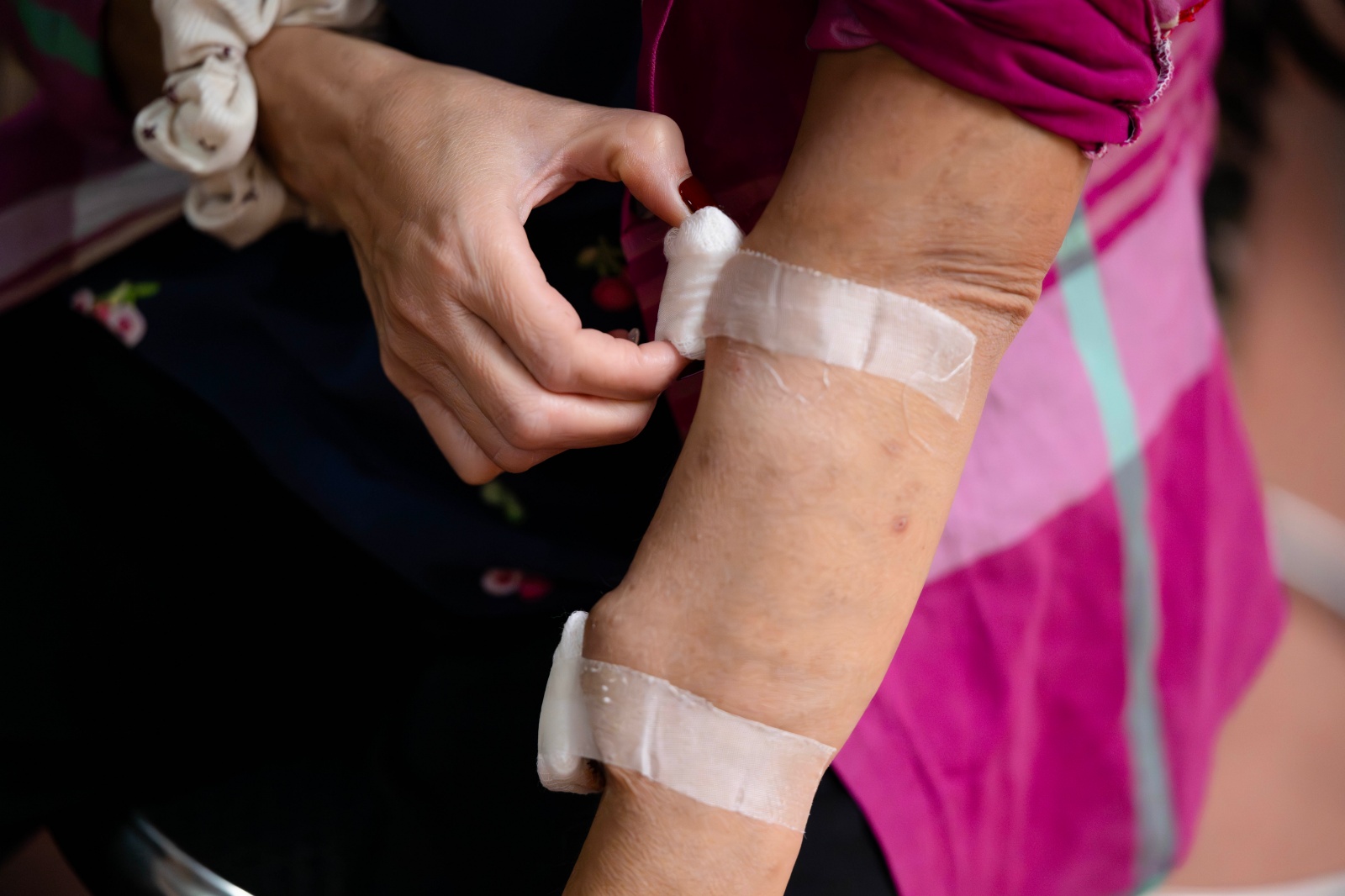 Có một xóm ở Hà Nội, nơi phụ nữ đếm thời gian bằng những ca lọc máu- Ảnh 18.