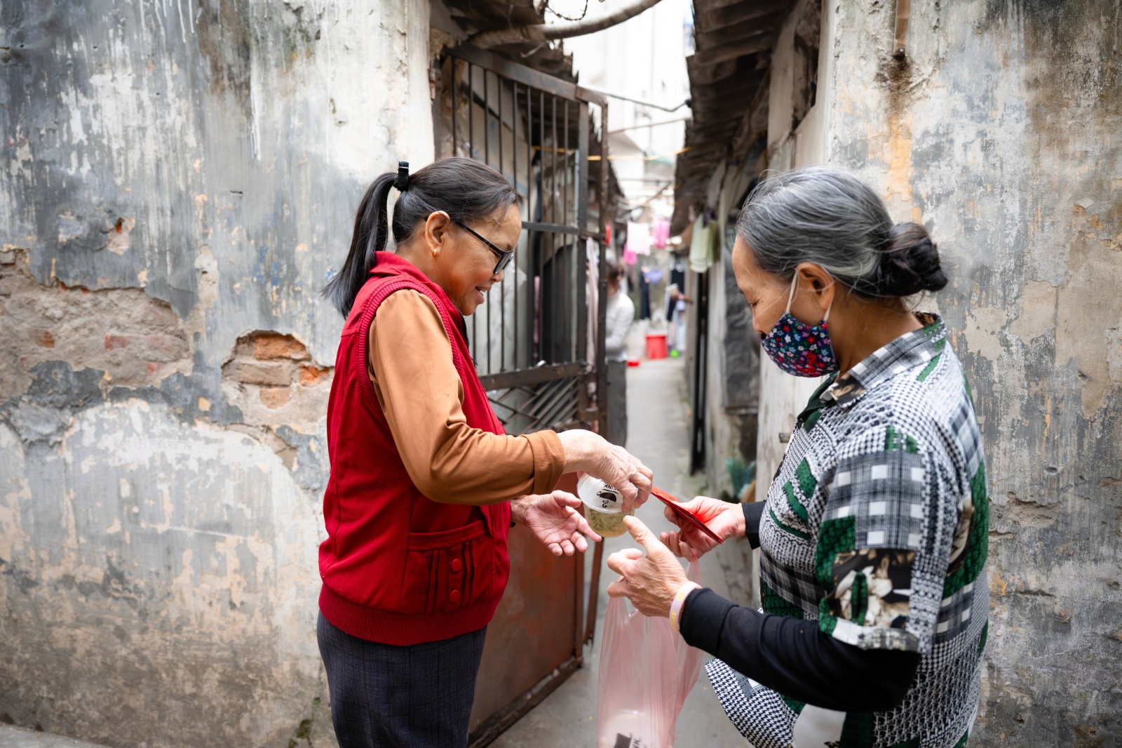 Có một xóm ở Hà Nội, nơi phụ nữ đếm thời gian bằng những ca lọc máu- Ảnh 19.