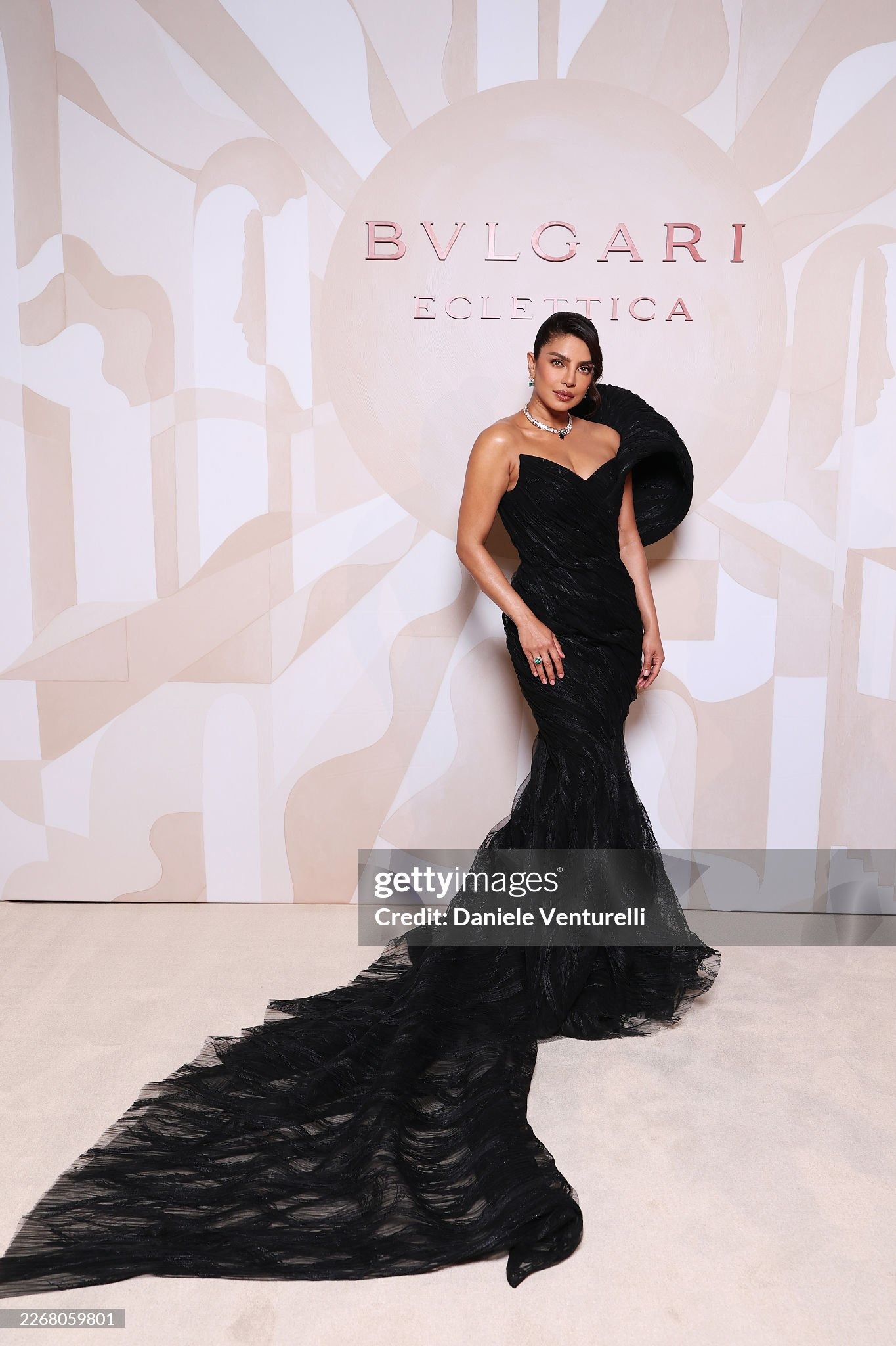 Lưu Diệc Phi, Anne Hathaway và cả dàn sao quốc tế tranh vị trí center trên thảm đỏ, nhiếp ảnh bấm máy mỏi cả tay- Ảnh 8.