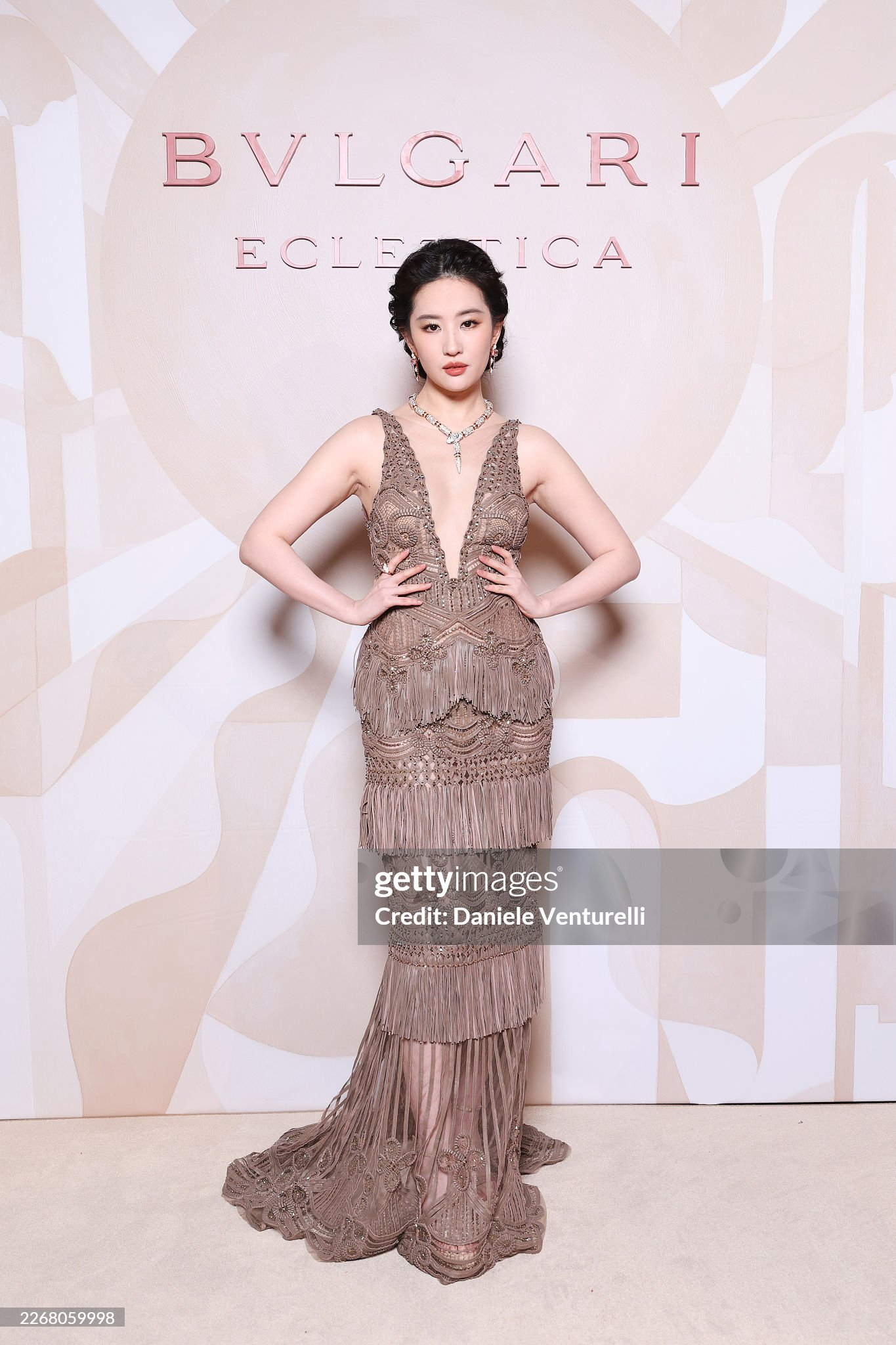 Lưu Diệc Phi, Anne Hathaway và cả dàn sao quốc tế tranh vị trí center trên thảm đỏ, nhiếp ảnh bấm máy mỏi cả tay- Ảnh 4.