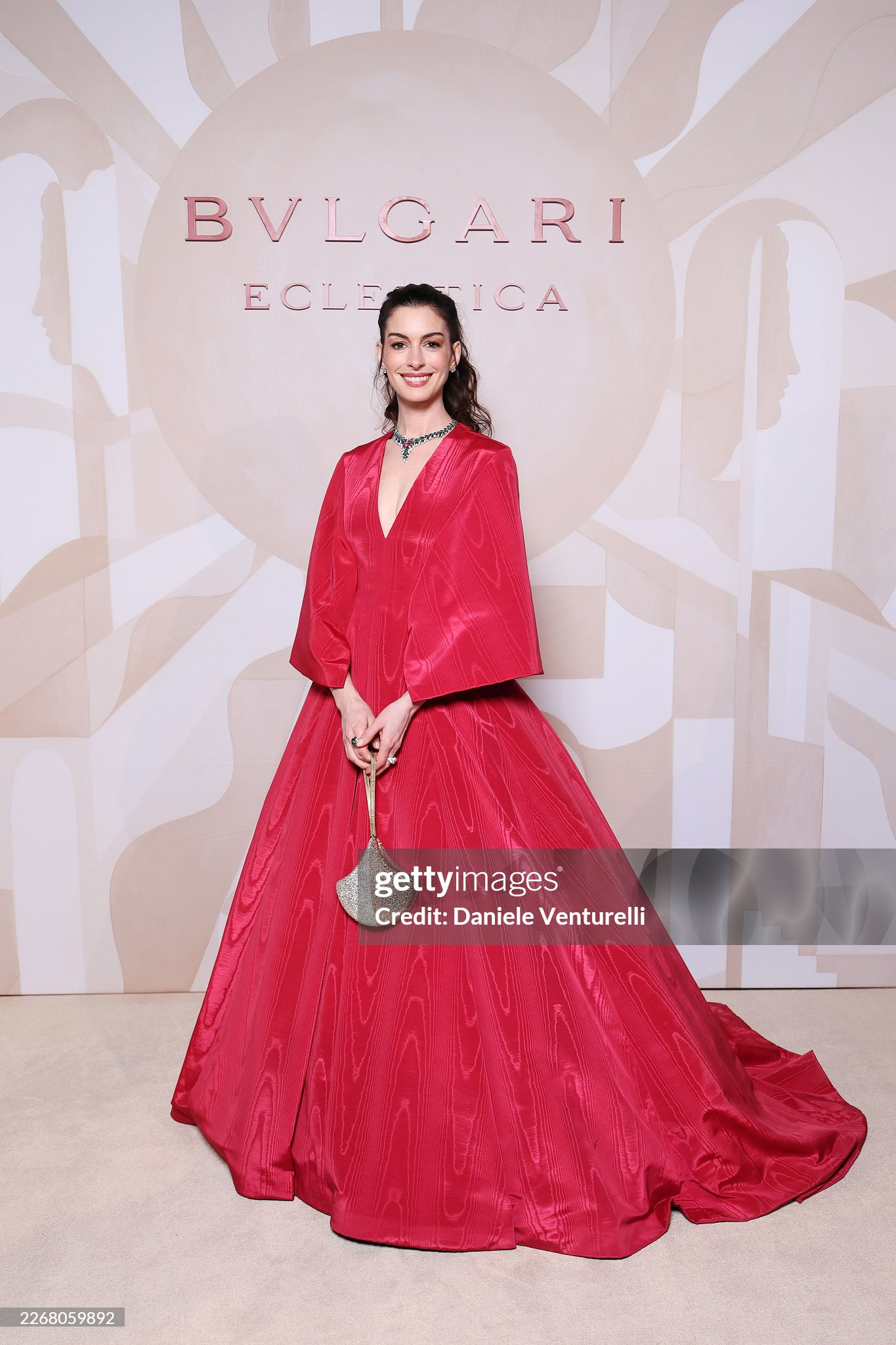 Lưu Diệc Phi, Anne Hathaway và cả dàn sao quốc tế tranh vị trí center trên thảm đỏ, nhiếp ảnh bấm máy mỏi cả tay- Ảnh 5.